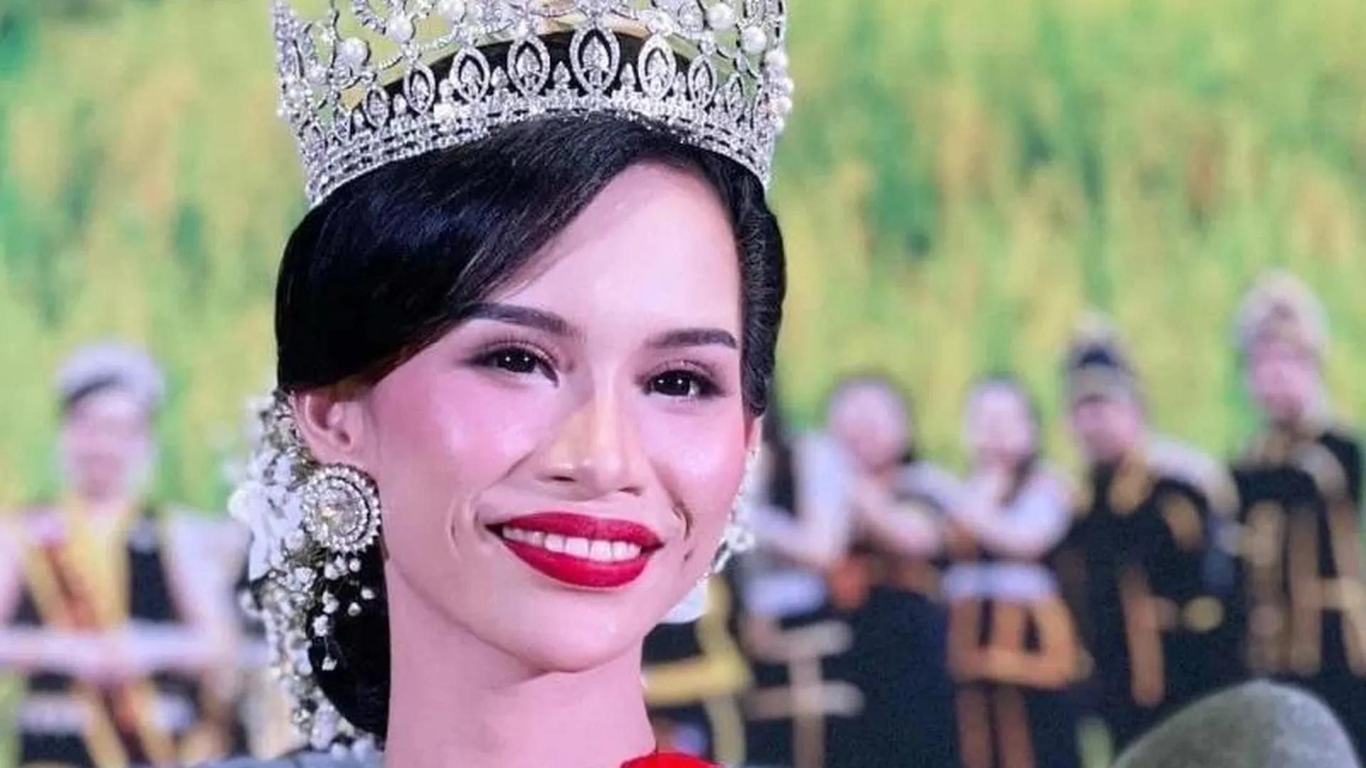 Королева красоты Малайзии добровольно сняла корону из-за танца с полуголыми тайцами