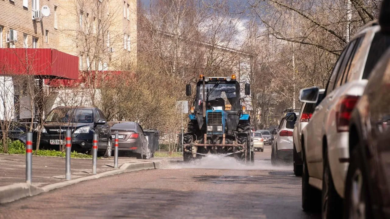 Около 2 тыс единиц техники задействуют для весенней уборки в Подмосковье