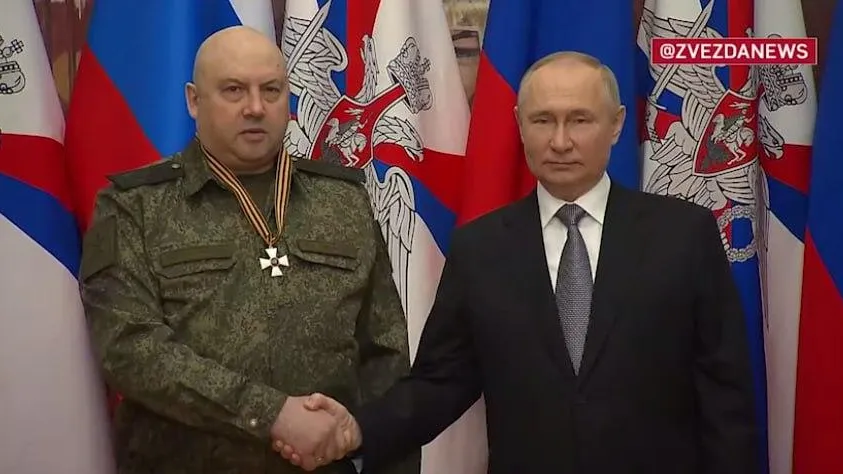 Путин вручил государственную награду Суровикину