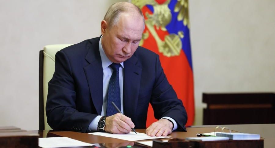 Владимир Путин наградил Марию Захарову, Татьяну Буланову и Берла Лазара