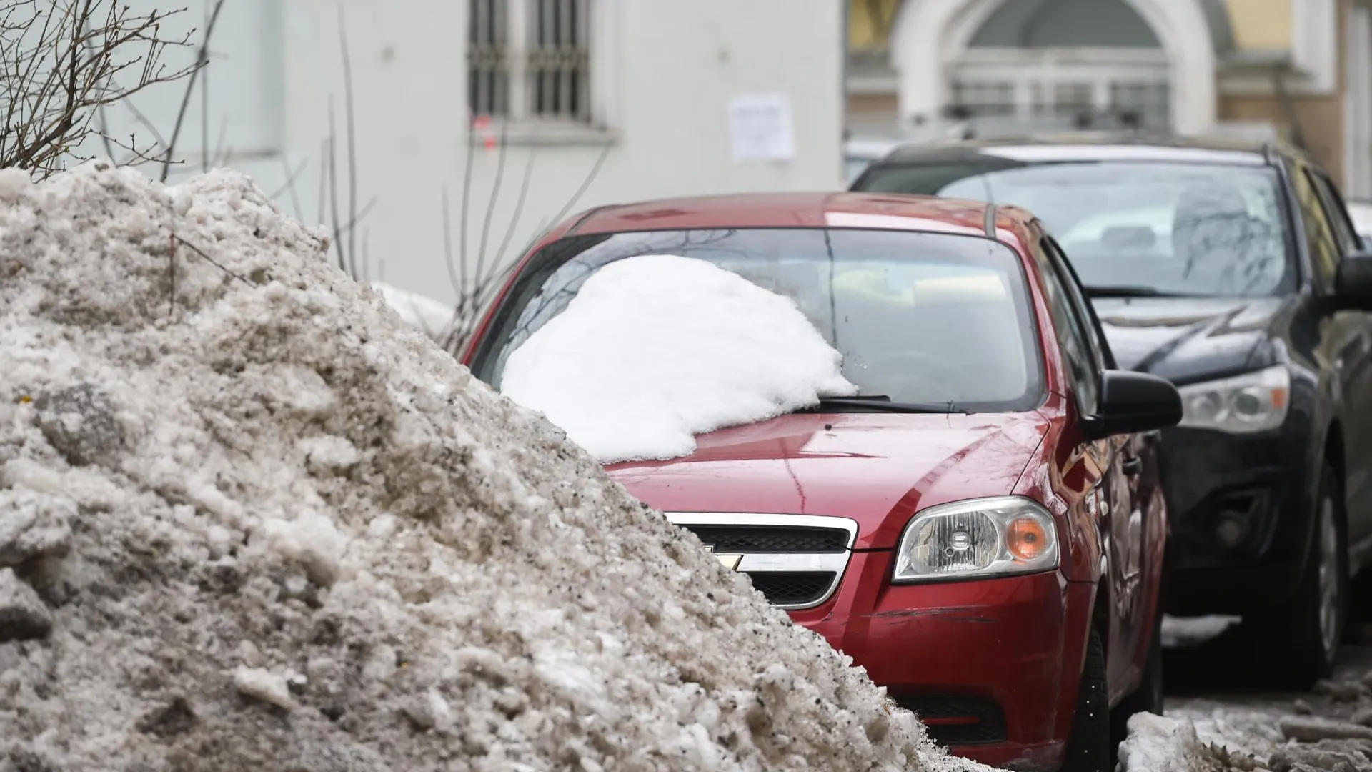Что делать, если на автомобиль упал снег или лед с крыши