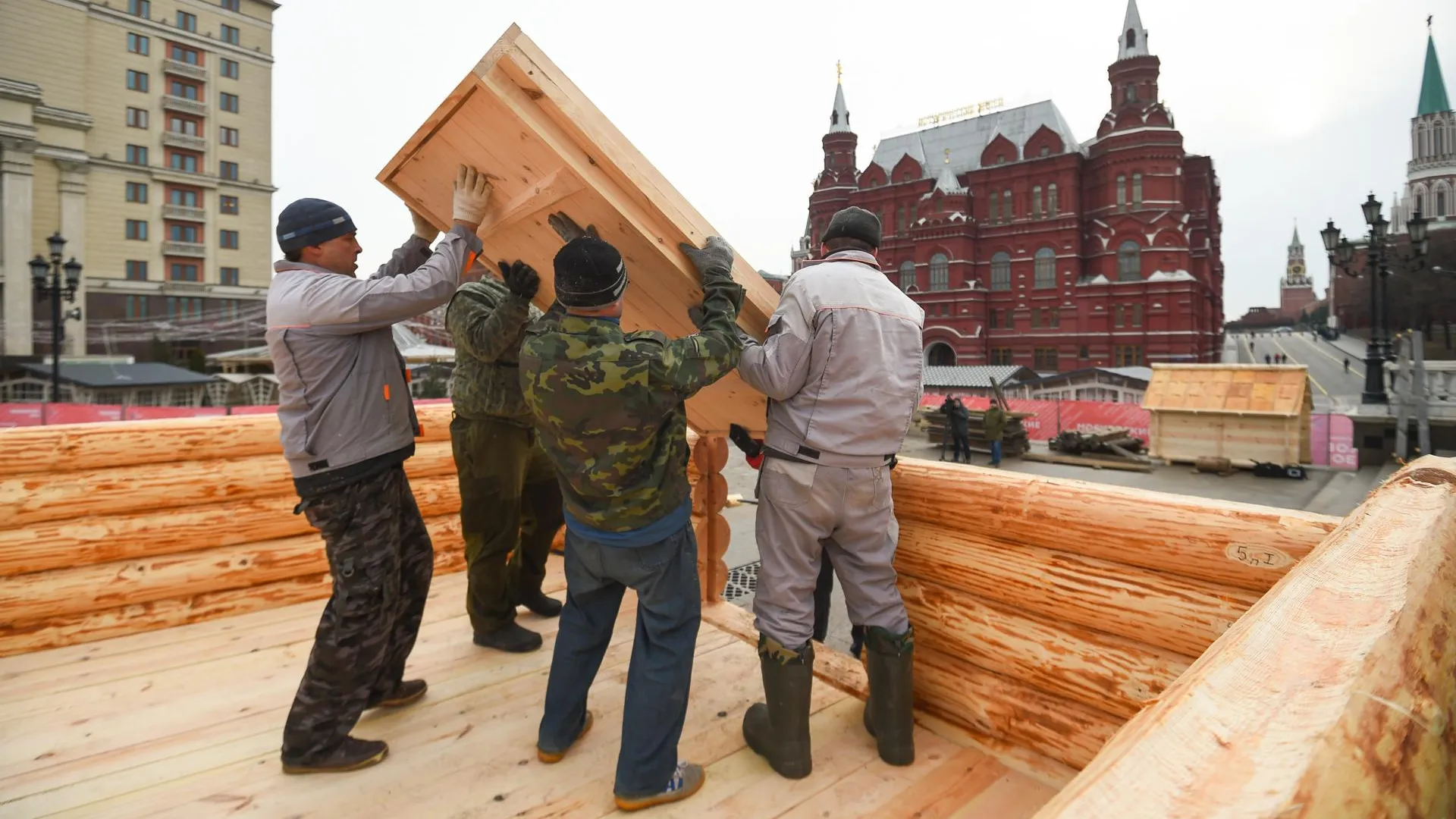 Как проходит установка декораций для масленичных гуляний в Москве