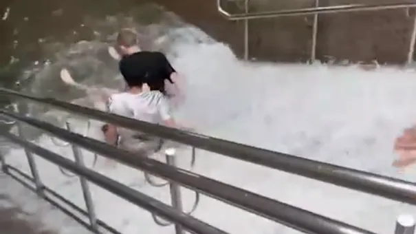 Устроили аквапарк: в Омске дети катались по ступенькам затопленного ливнем перехода