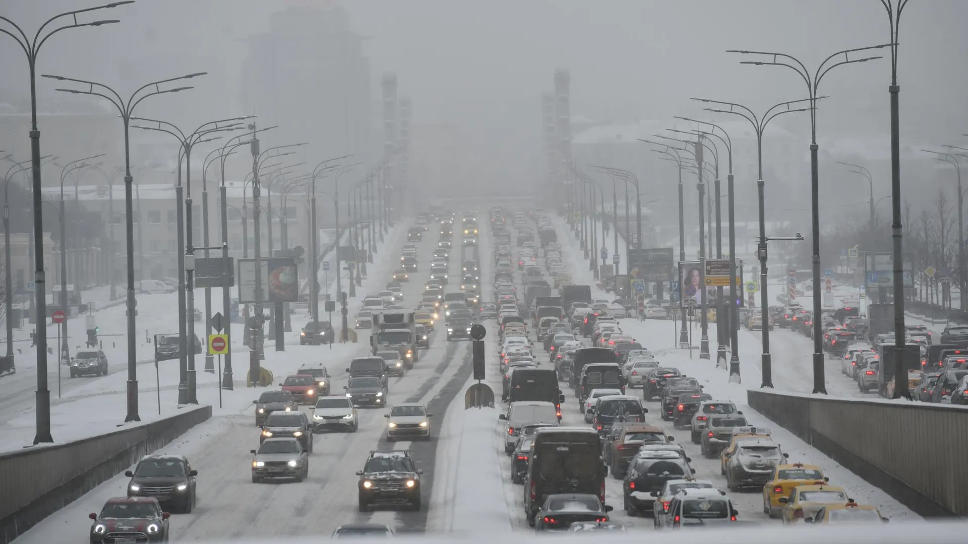 Пробки на дорогах Москвы достигли 8 баллов из‑за снегопада