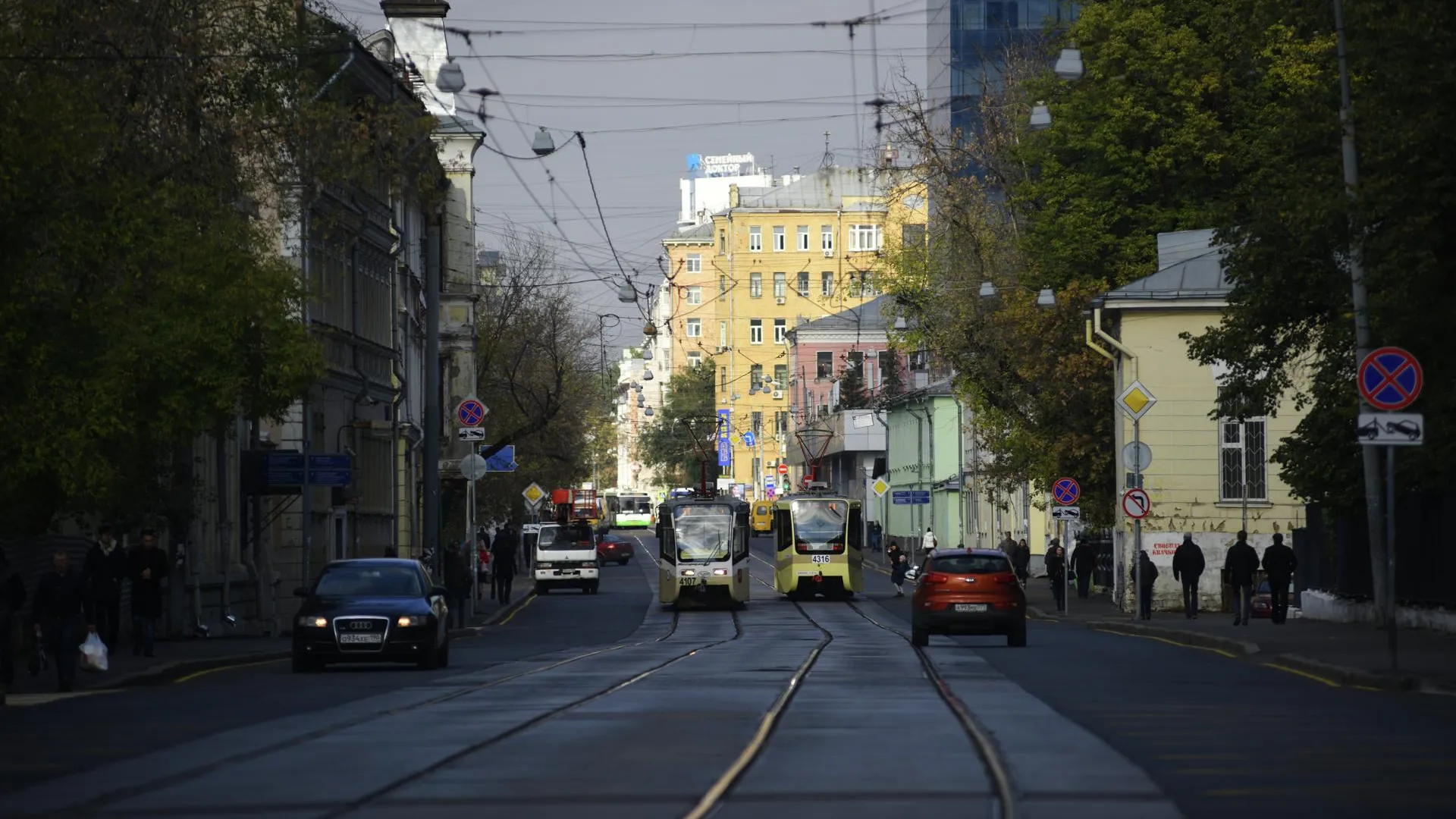 Движение трамваев 5 маршрутов задерживается в Москве из-за припаркованной  машины | РИАМО