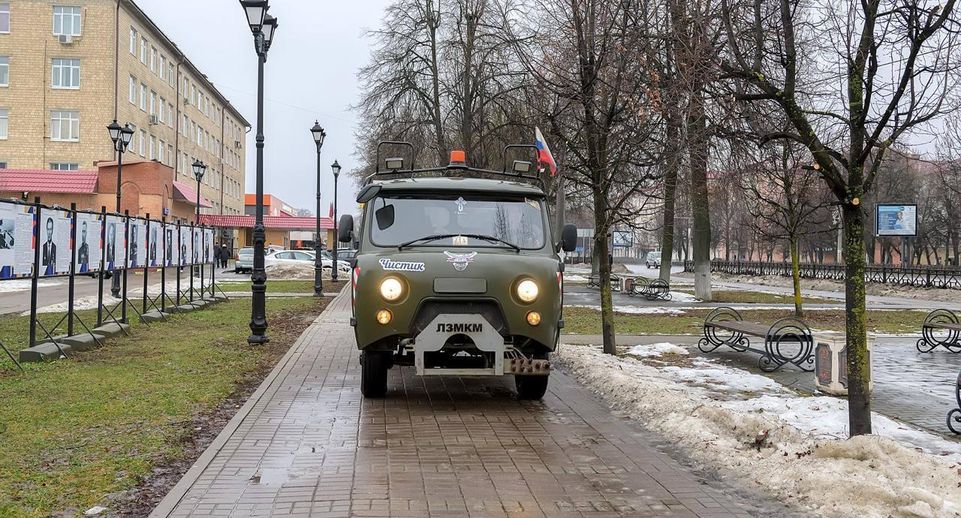 В Подольске порядка 90 человек и около 60 единиц техники обрабатывают дороги от наледи
