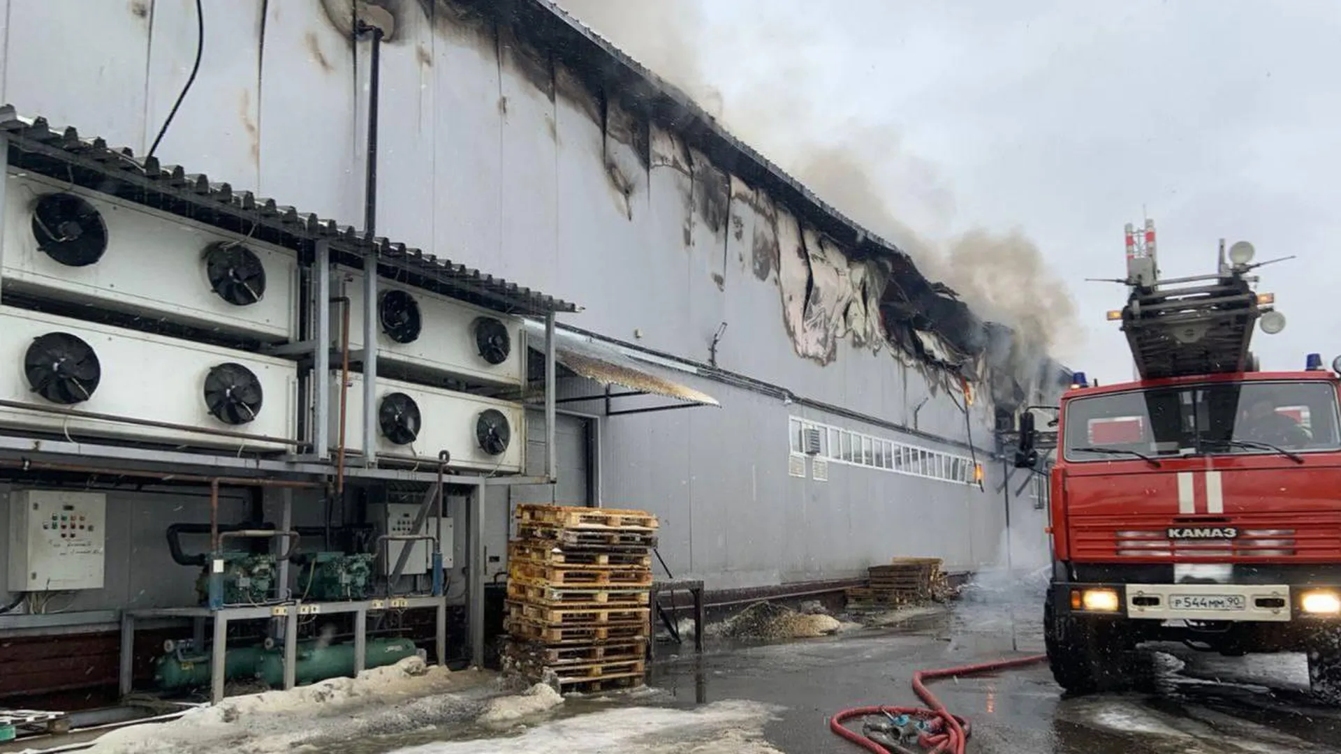 Потушено открытое горение в производственном здании в деревне Петушки