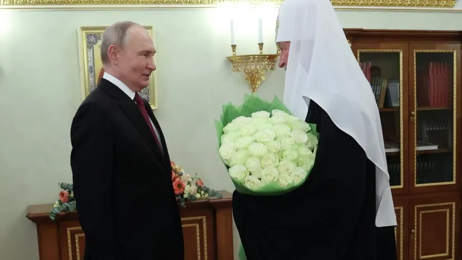 Путин вручил букет белых роз Патриарху Кириллу в День тезоименитства
