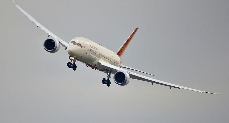 Самолет Air India с 200 пассажирами на борту аварийно сел в Красноярске