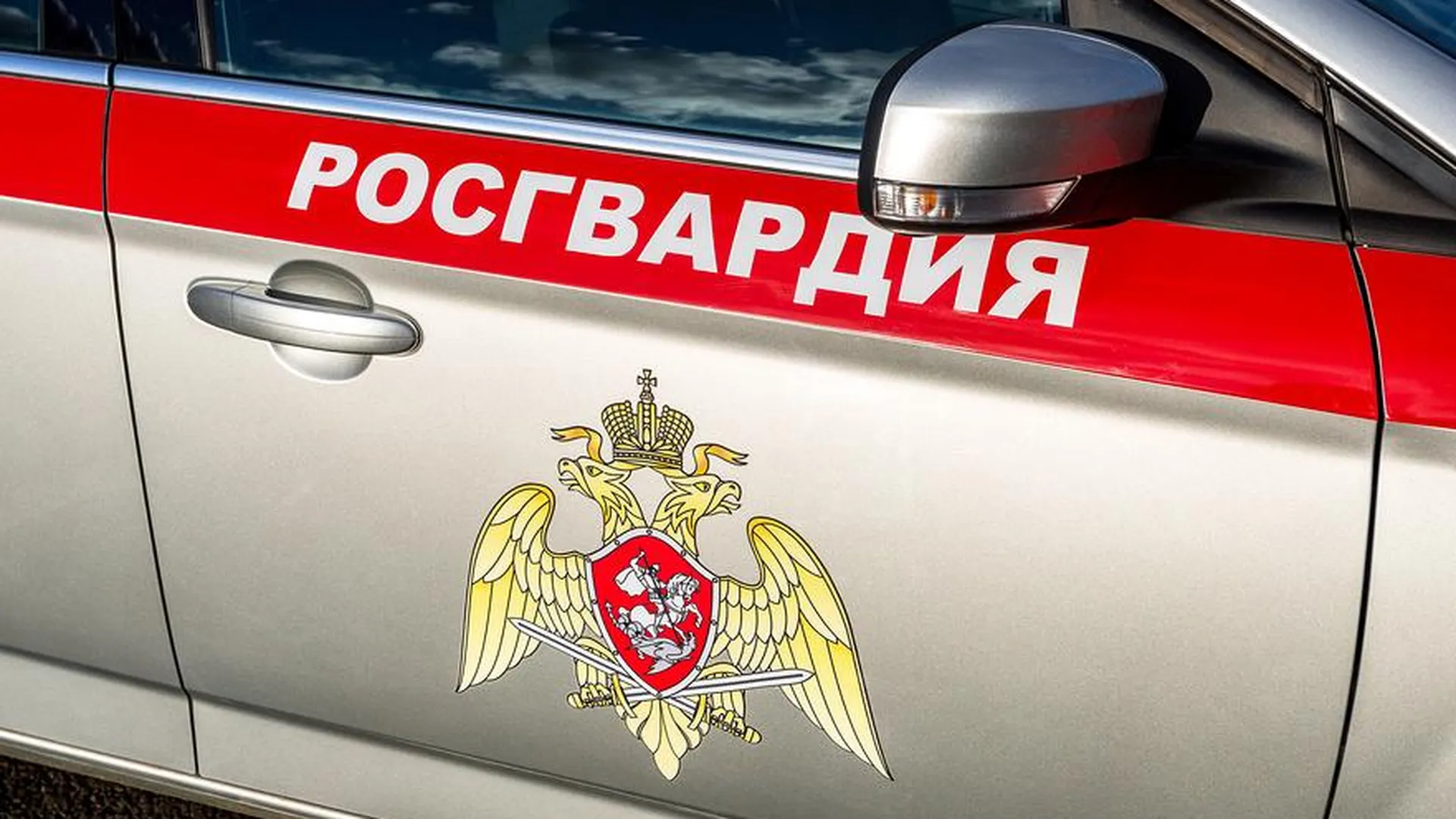 В Москве джип Росгвардии сбил пешехода и врезался в столб