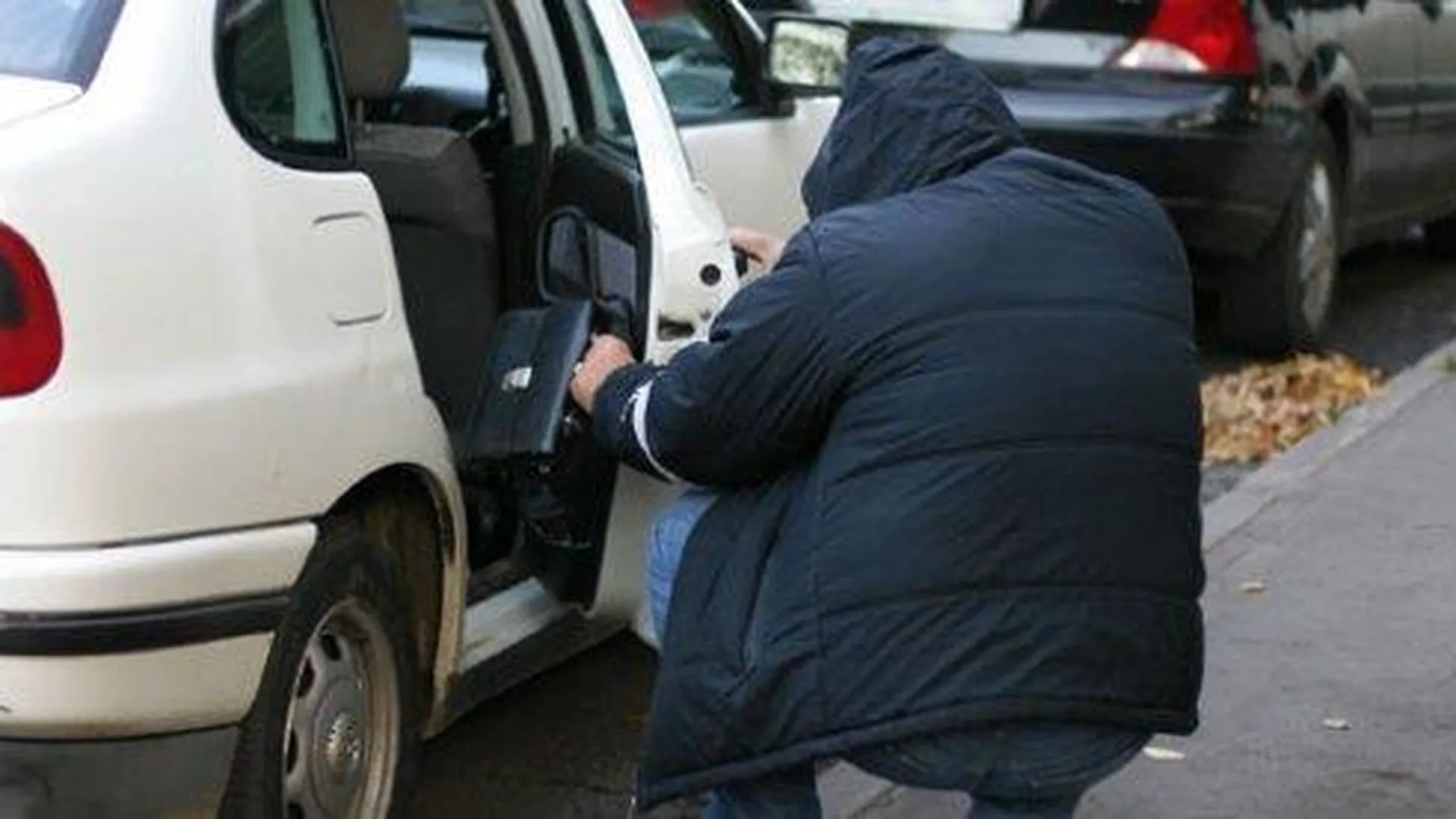 Неизвестные украли дипломат и банковские карты из машины Mercedes в Москве  | РИАМО