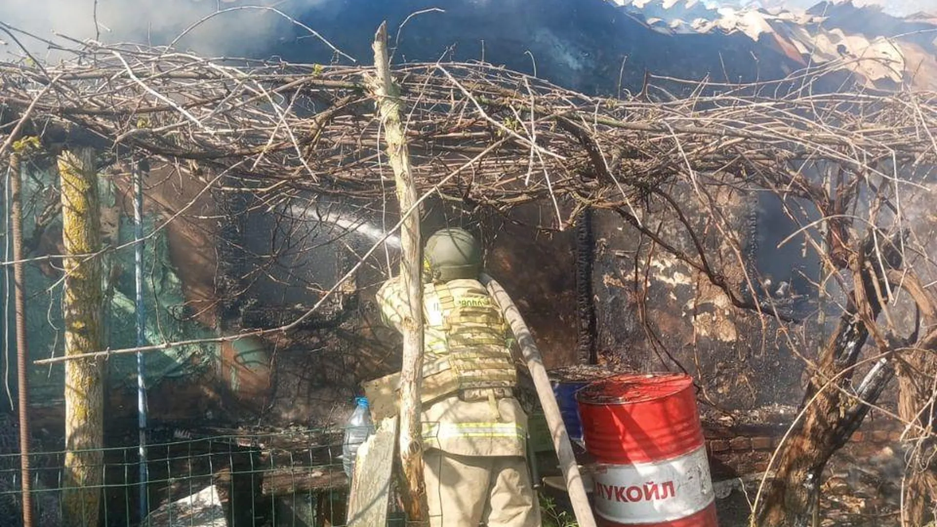 Частный дом загорелся в Курской области после атаки ВСУ