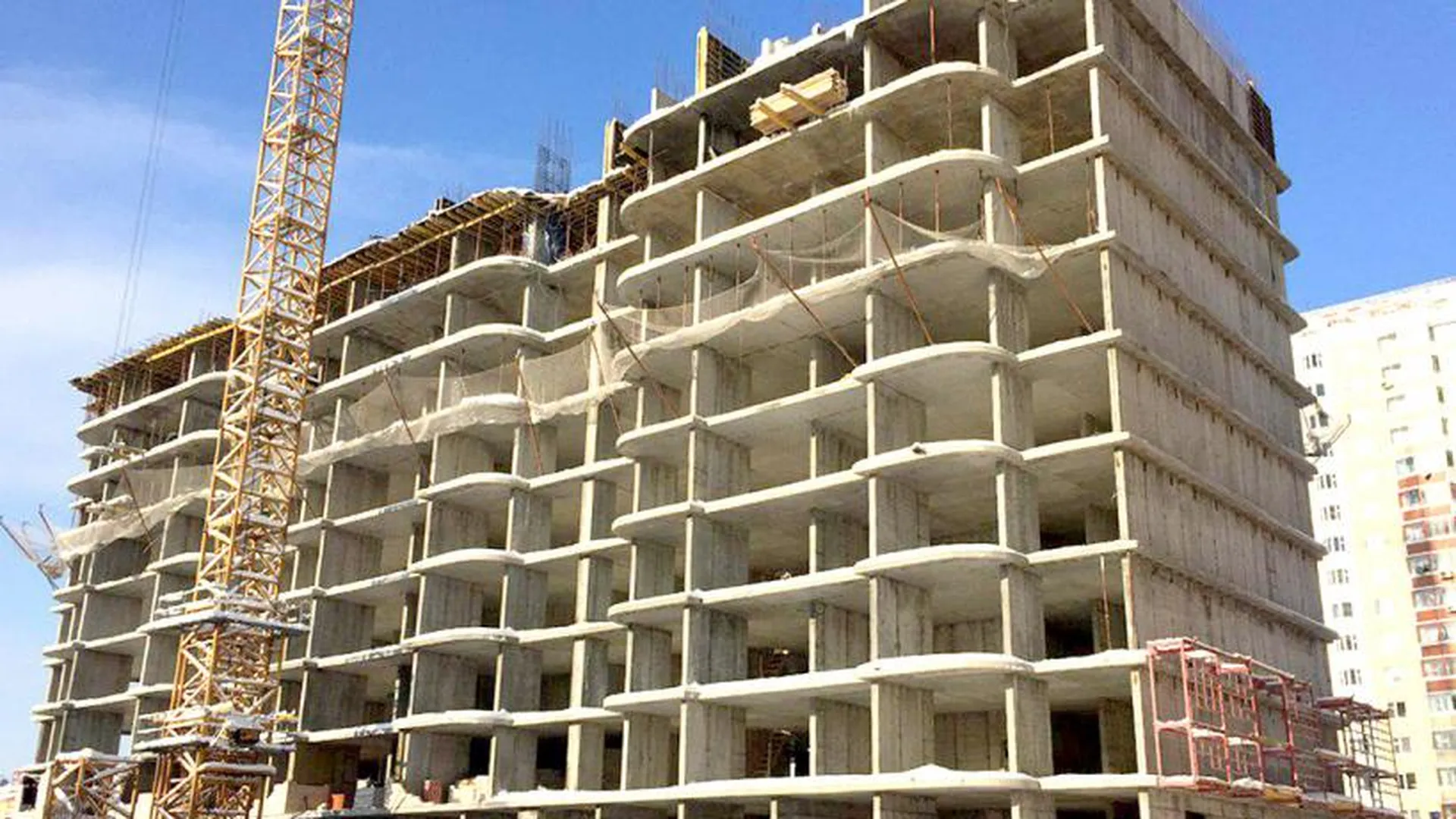 Недостроенный жилой дом. Строящийся дом. Неоконченное строительством. Недостроенный объект. Недостроенные постройки.