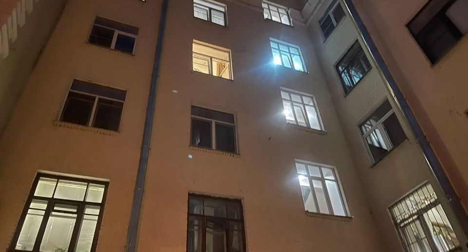 Полуторагодовалый ребенок выпал из окна жилого дома в Москве