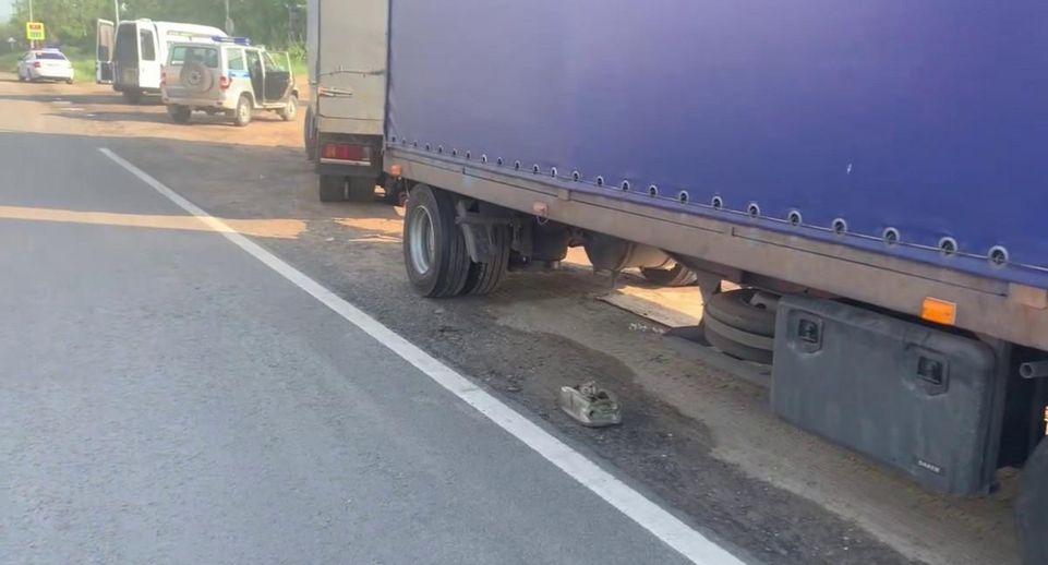 В Нижегородской области фура раздавила водителя, который ее ремонтировал