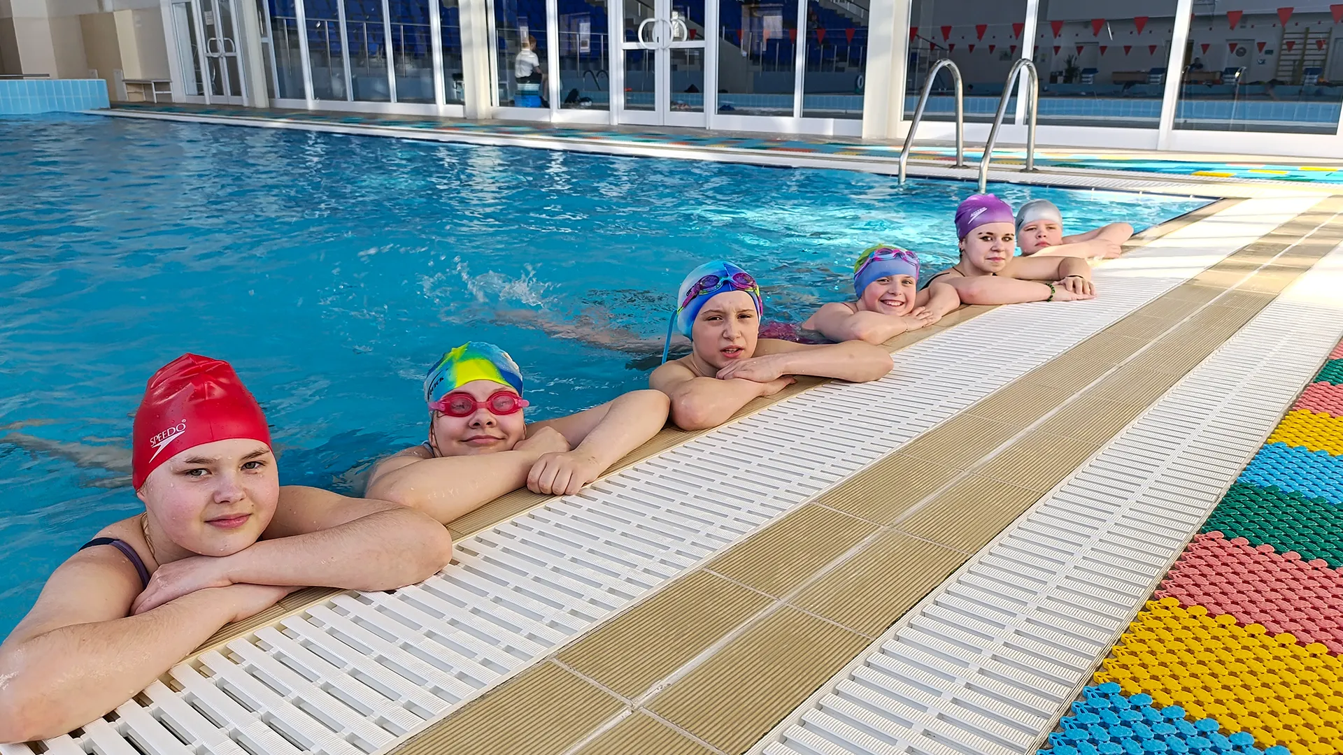 Воспитанники семейного центра Волоколамска посещают бассейн