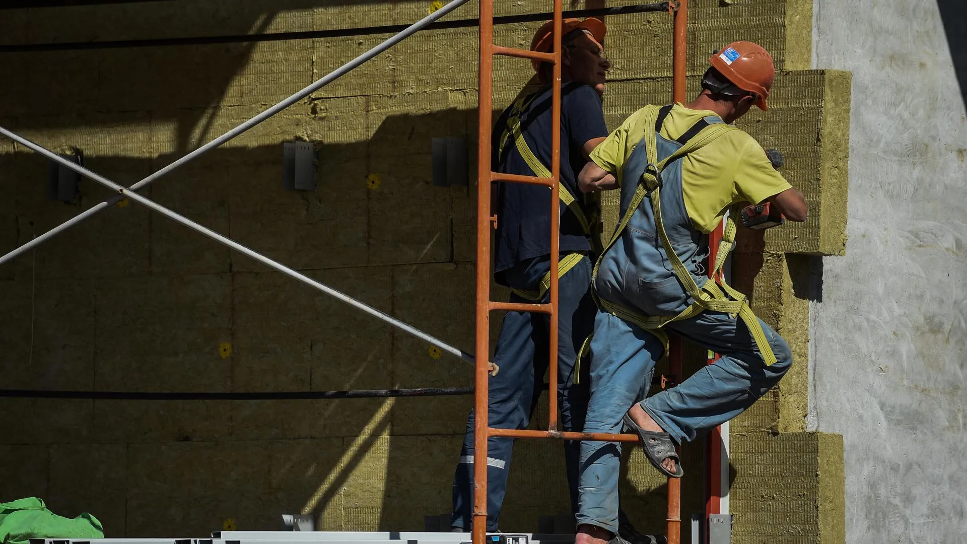 Специалисты Подмосковья продолжают восстанавливать многоквартирные дома в Мариуполе