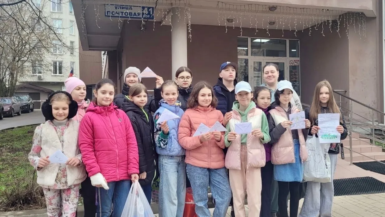 Школьники из Одинцова написали письма солдатам СВО