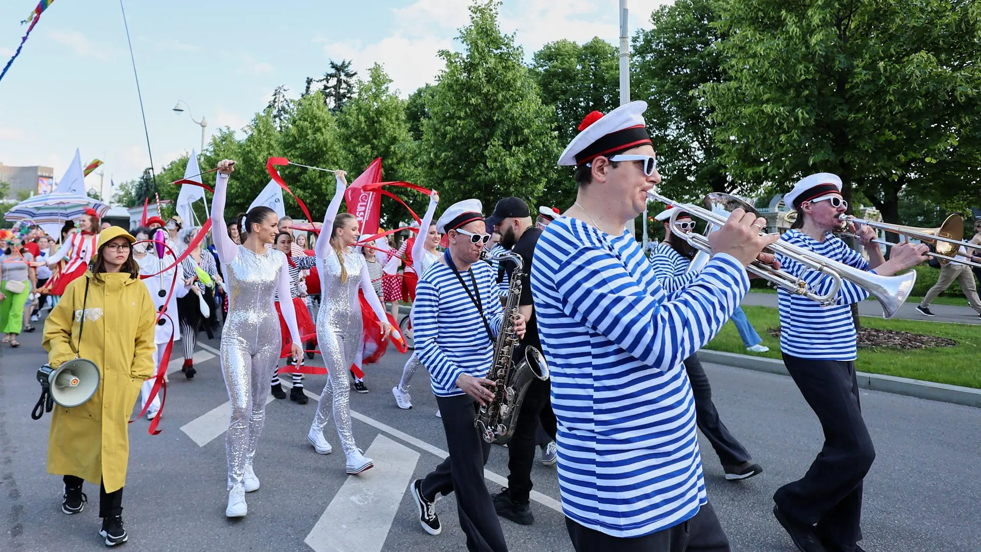 Более 1 тыс человек стали участниками циркового шествия на выставке «Россия»