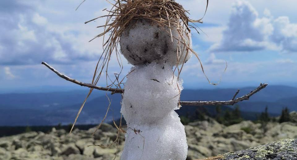 Туристы слепили снеговика после снегопада в Шерегеше Кемеровской области