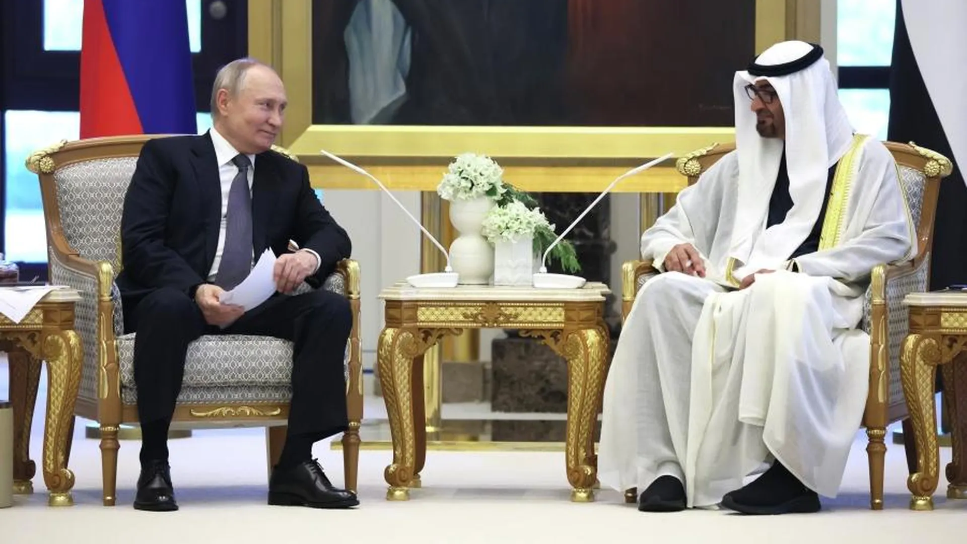 Глава ОАЭ пришел на встречу с Путиным в черных кроссовках