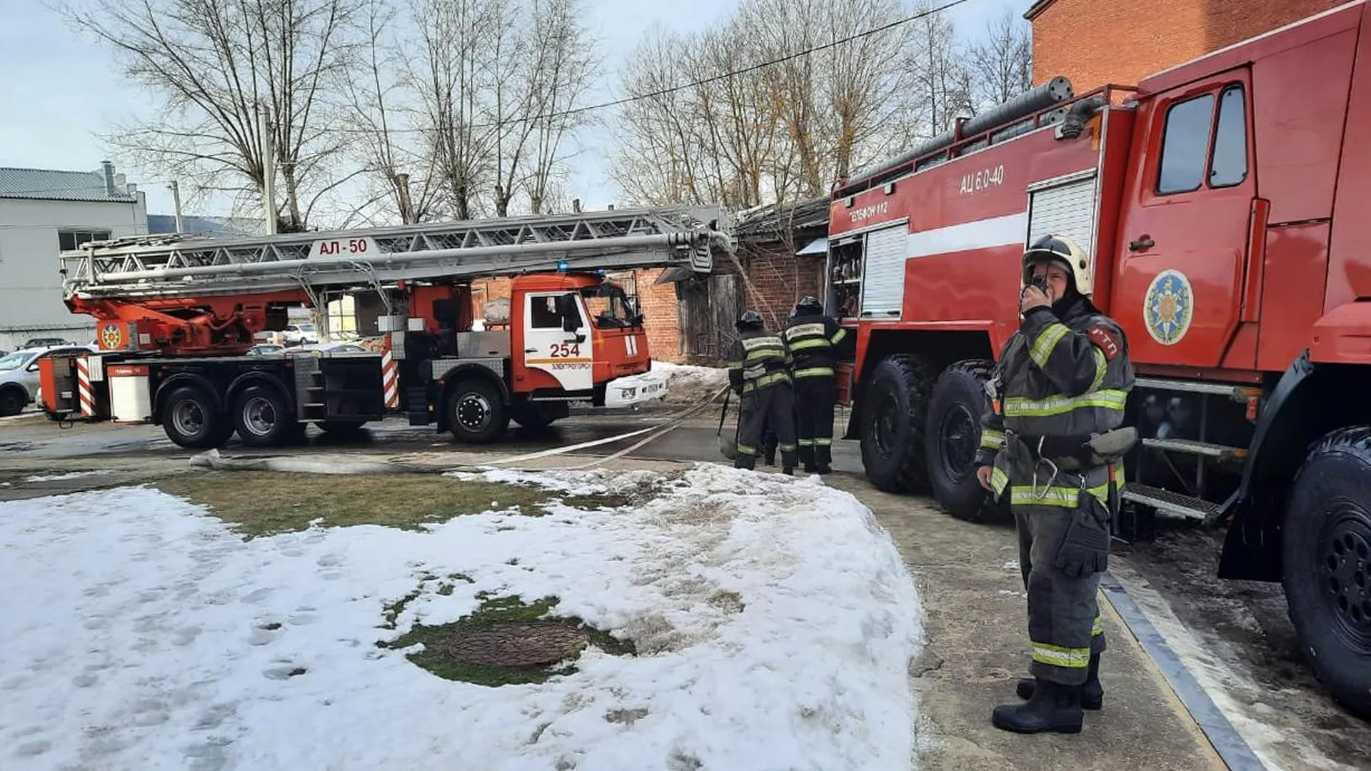 Огнеборцы Подмосковья потушили условный пожар в подвале дома в Электрогорске