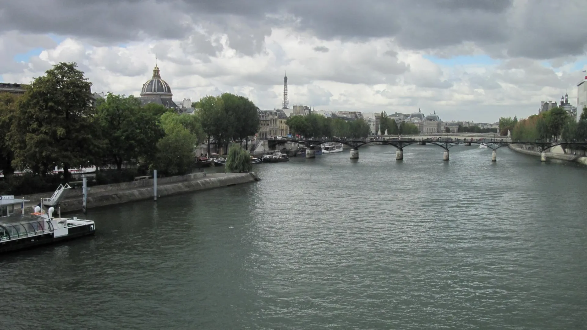 Мэр Парижа искупалась в Сене, которую экологи назвали грязной