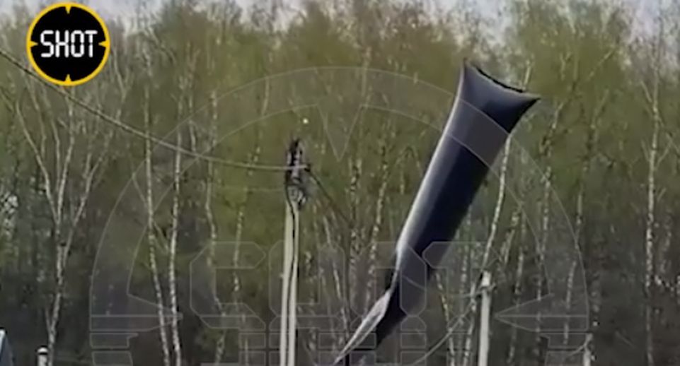 SHOT: метеозонд со взрывчаткой застрял на опоре ЛЭП в Калужской области