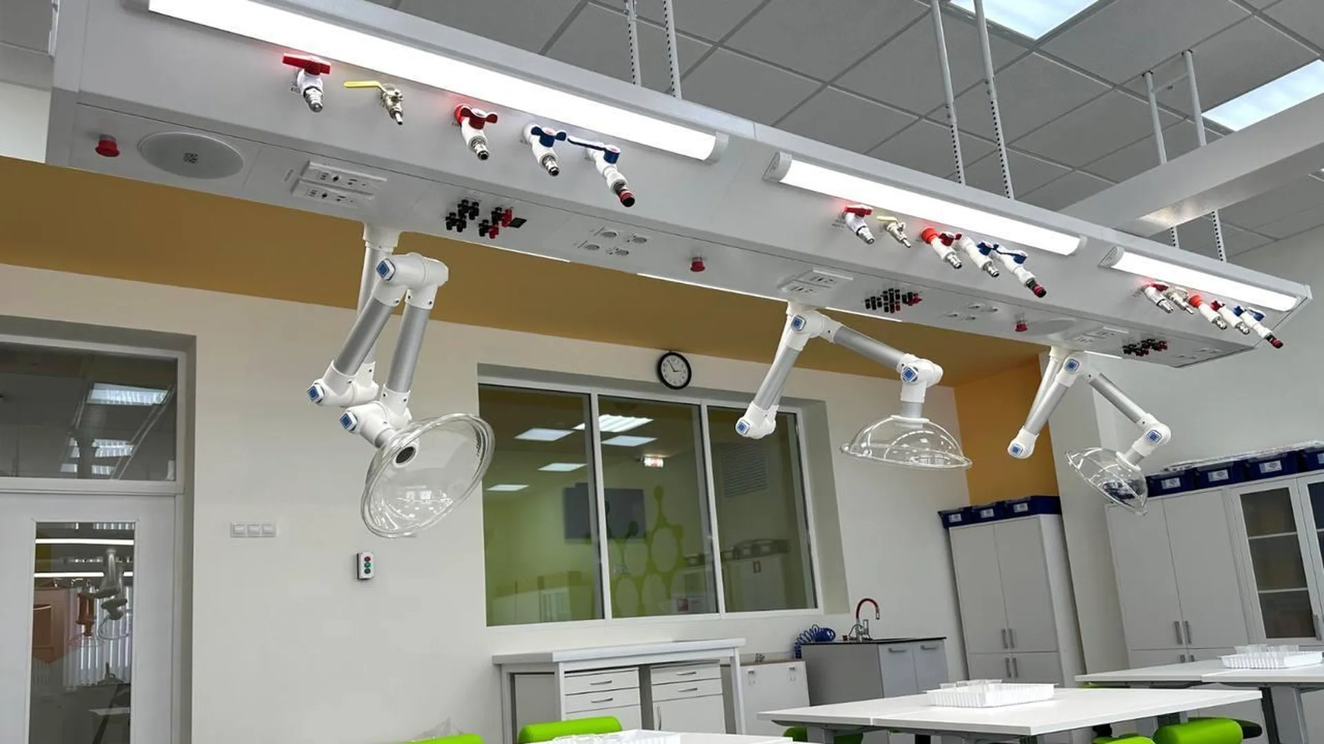Подмосковная компания разработала уникальную потолочную систему для школьных классов