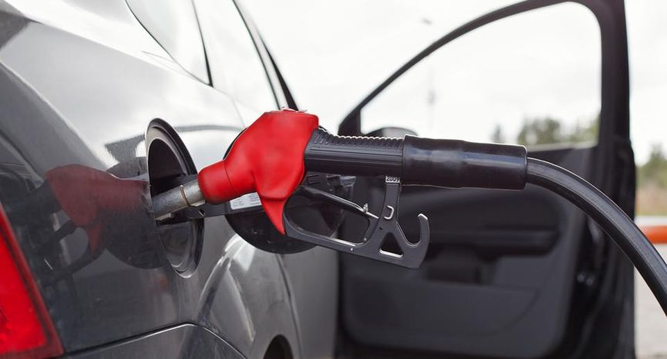 Эксперт Бунина: крупные АЗС могут снизить цены на бензин, но не делают этого