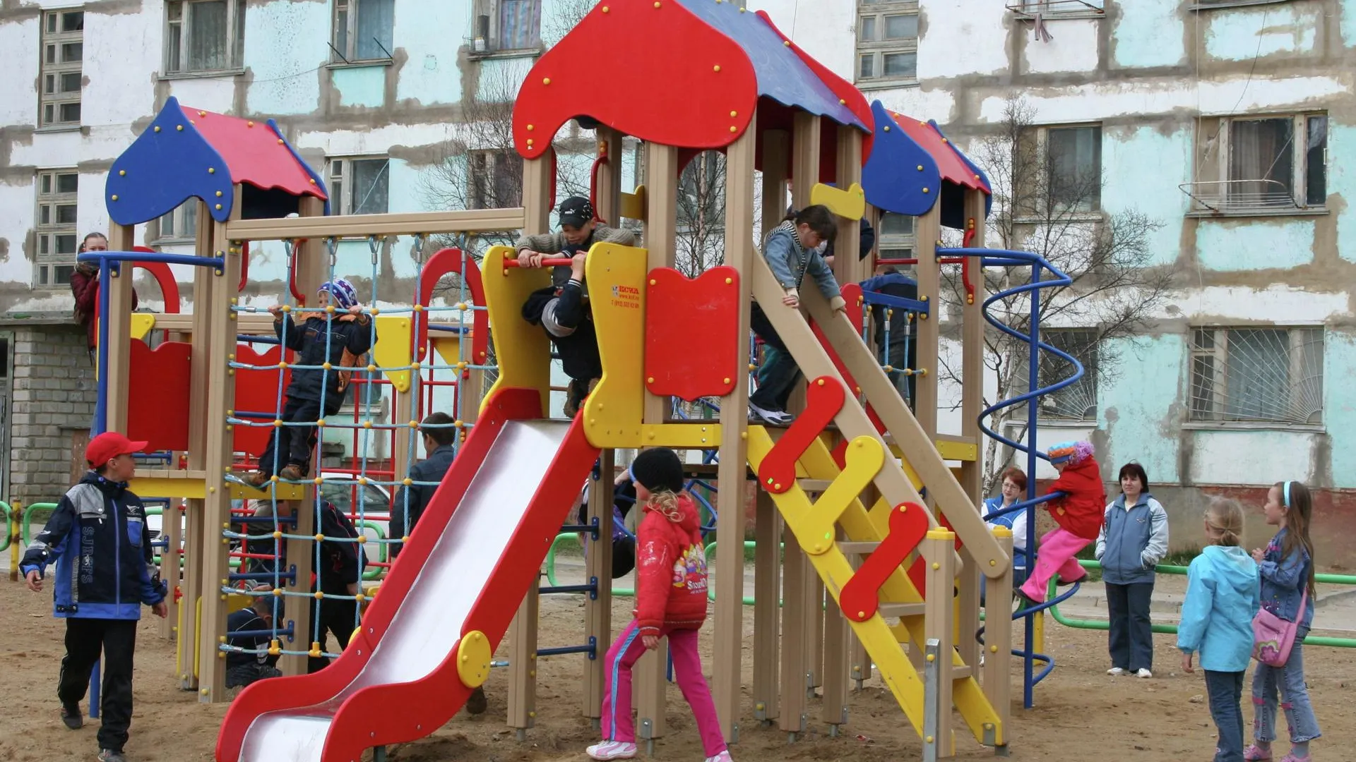 Вандалы испортили конструкции на детской площадке пешеходной зоны в Химках