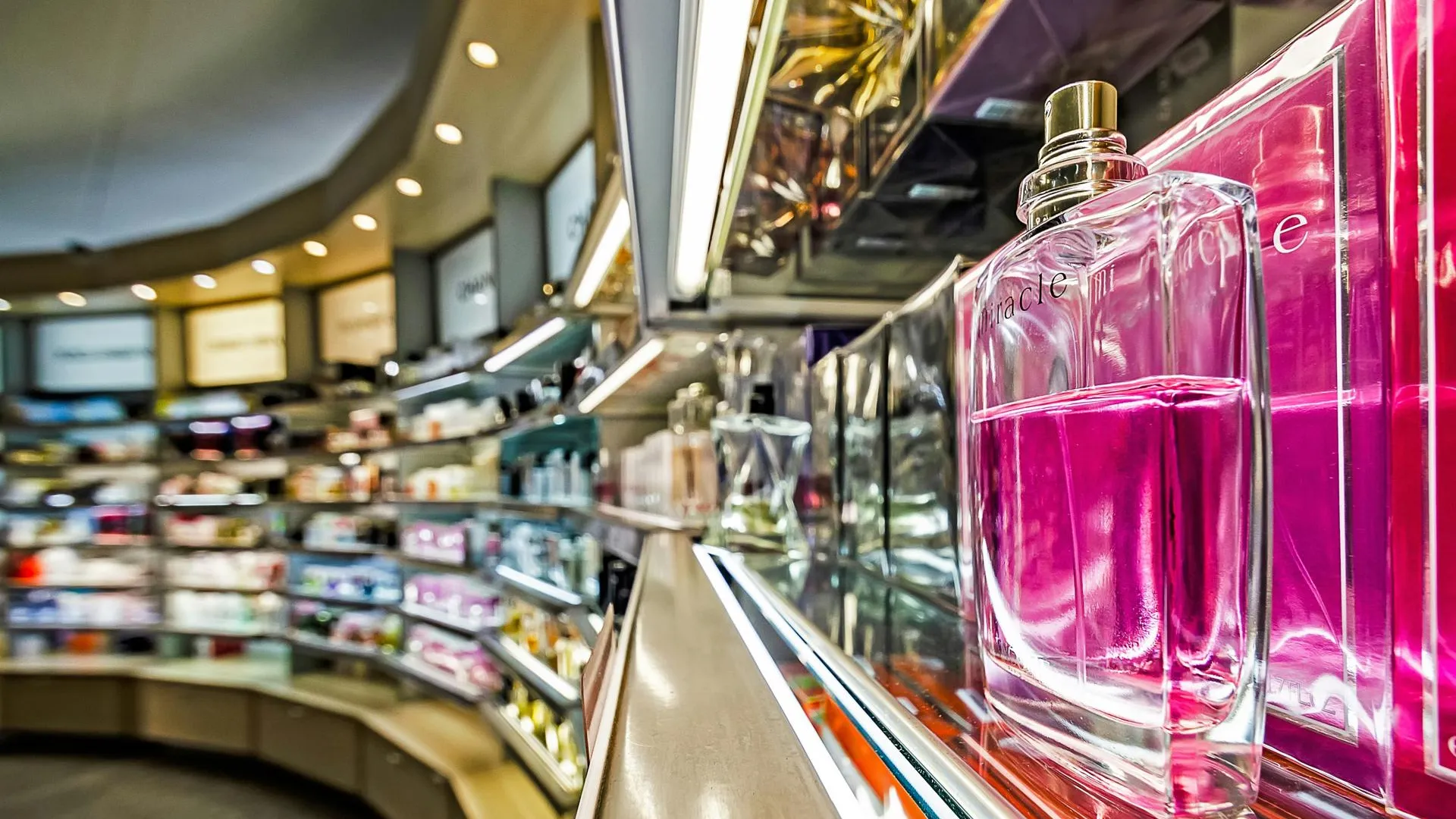 Экономист Сорокина: подорожание премиум-парфюмерии влияет на рост цен на масс-маркете