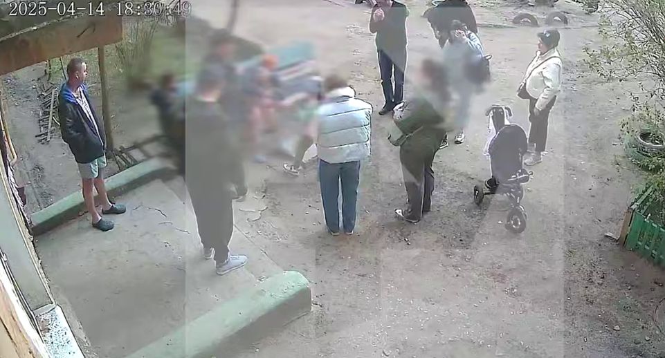 Появилось видео спасения девочки, запертой без еды на три дня в Воронеже