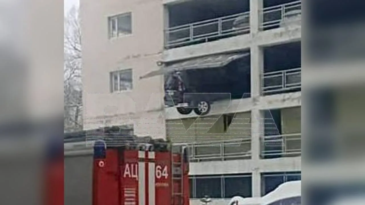 Гололед берет свое: Land Cruiser едва не рухнул с многоэтажной парковки в Москве