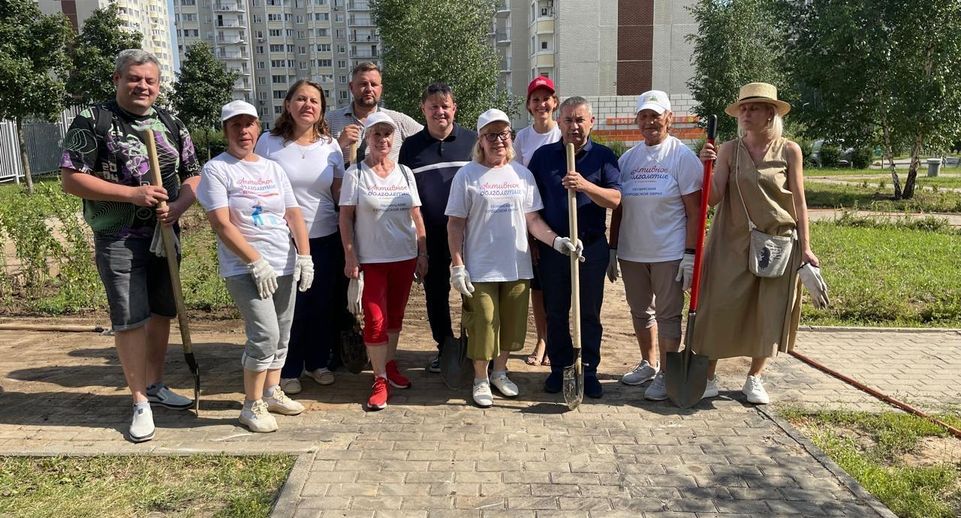 Участники проекта «Активное долголетие» продолжают озеленять город Видное