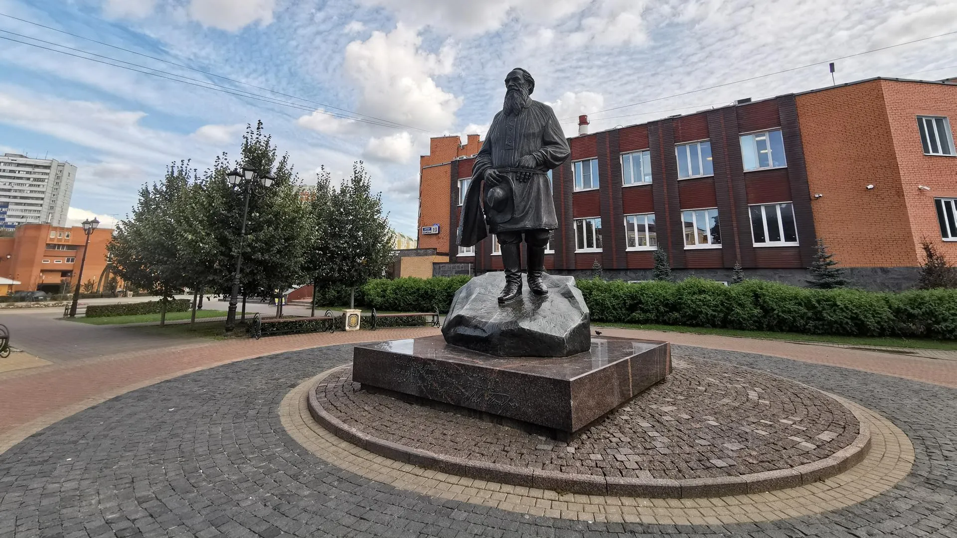 Подольск ленина 9. Памятник котовскому в подольске. памятник на родине подольск. исторические деятели подольска. подольск памятник мальчик.