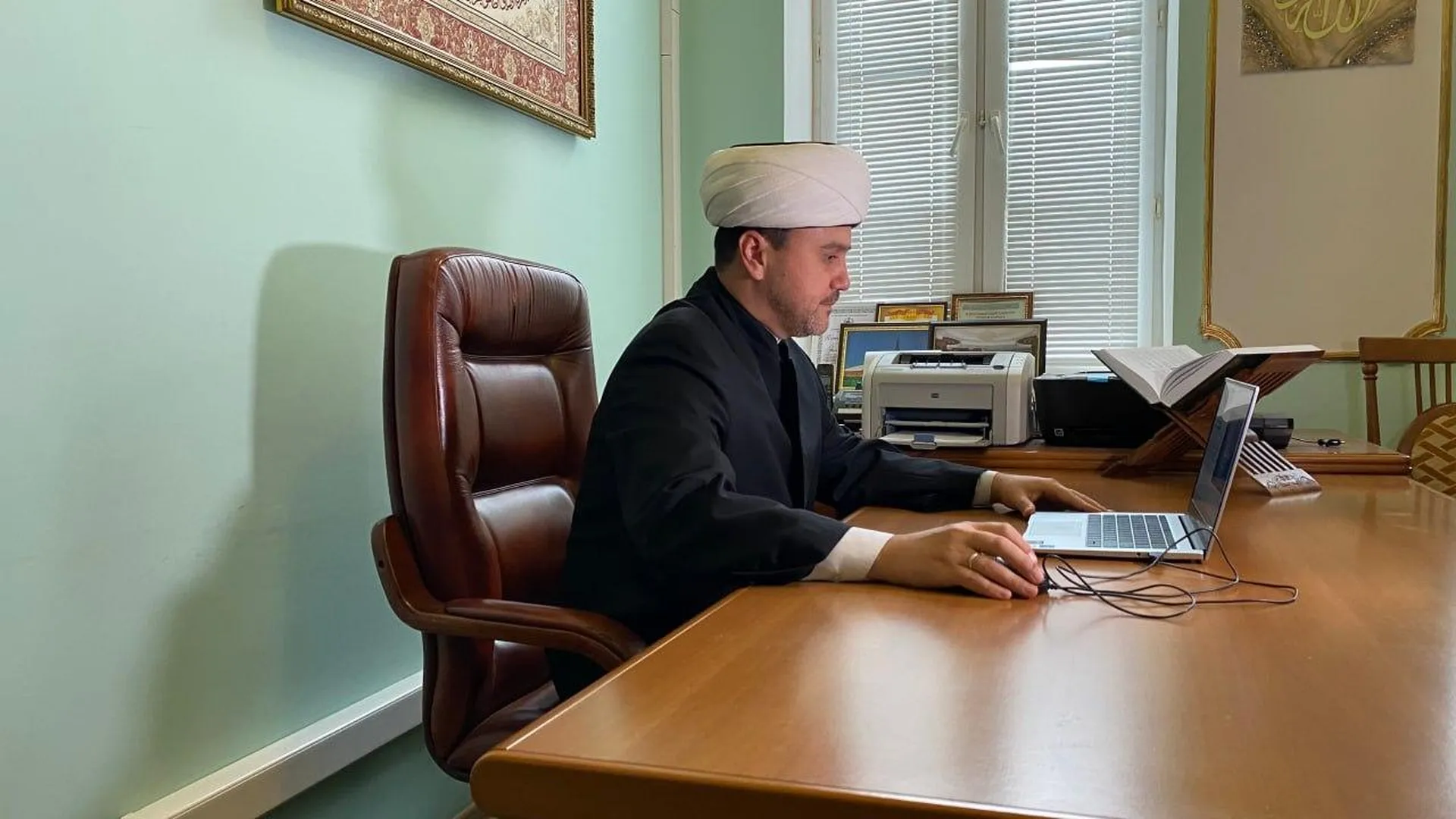 Муфтий Подмосковья Аббясов проголосовал онлайн на выборах губернатора