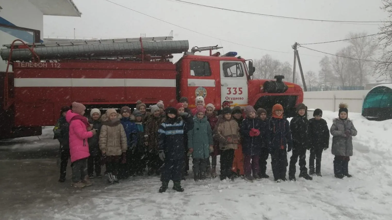 Подмосковные спасатели провели уроки безопасности для детей перед школьными  каникулами | РИАМО