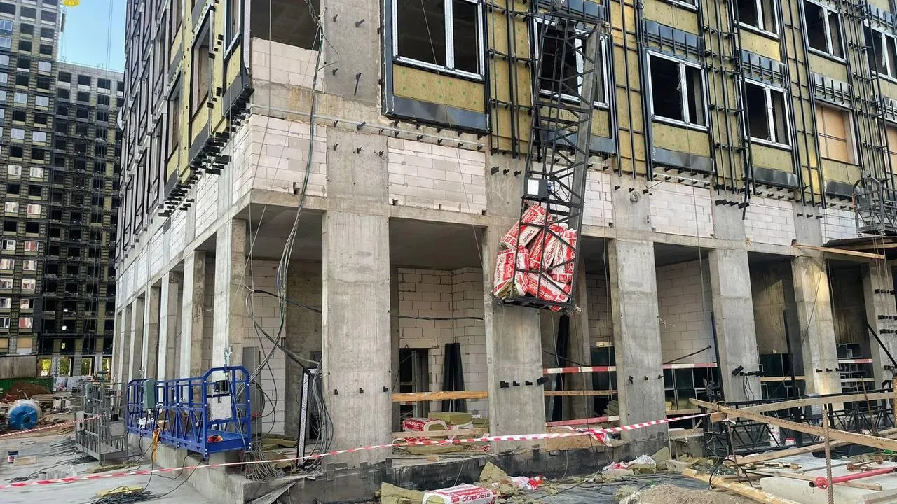 В Москве рабочий насмерть разбился при обрушении строительной люльки