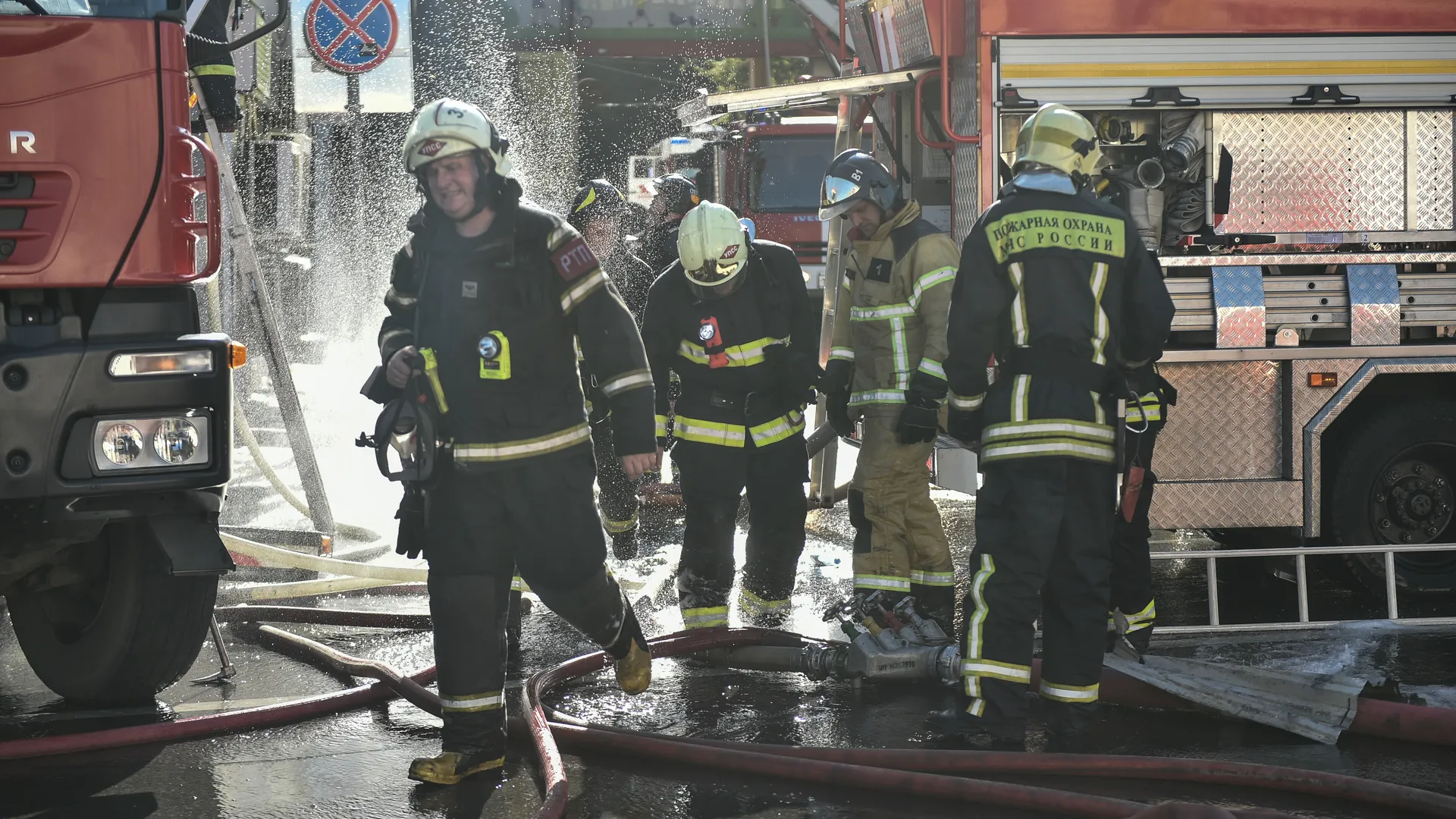 Пожарные ликвидировали открытое горение на складе в Химках