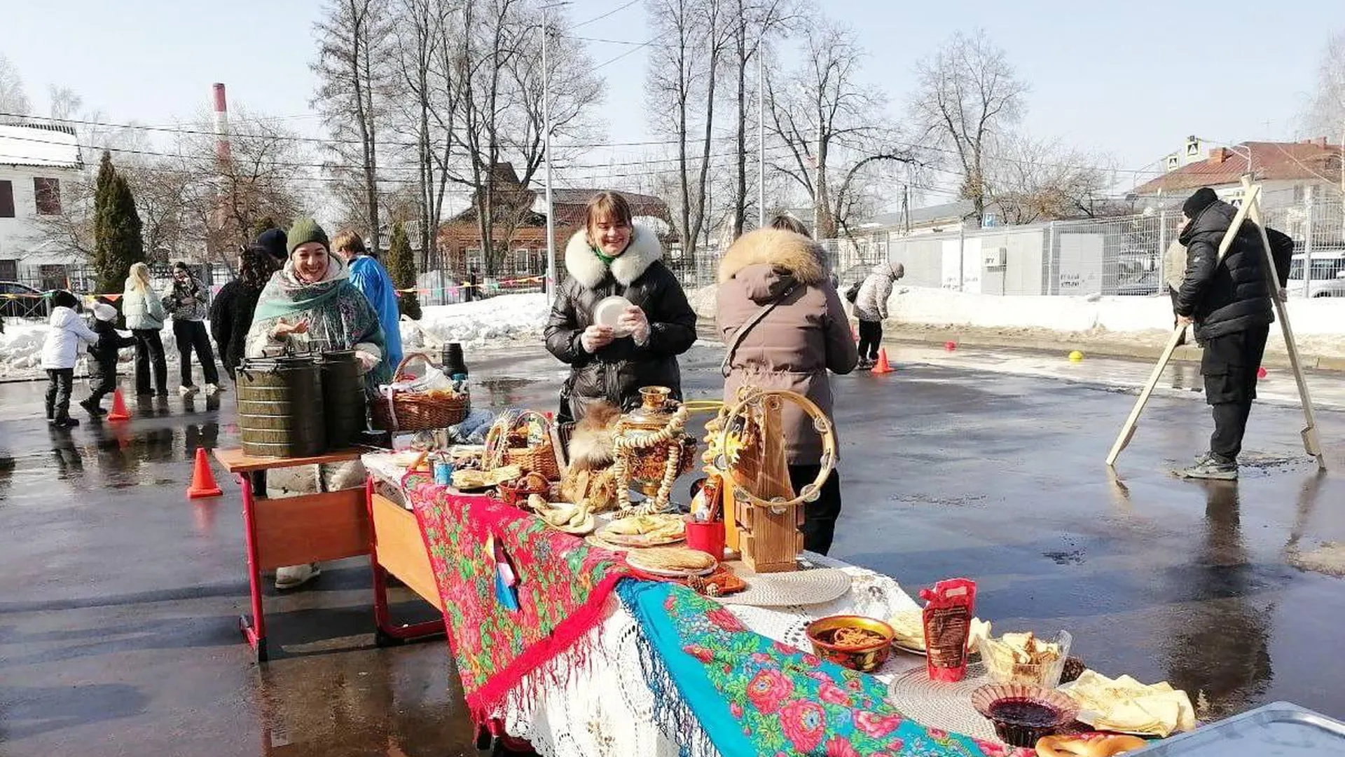 Избирателей в Павловском Посаде угощают блинами в честь Масленицы
