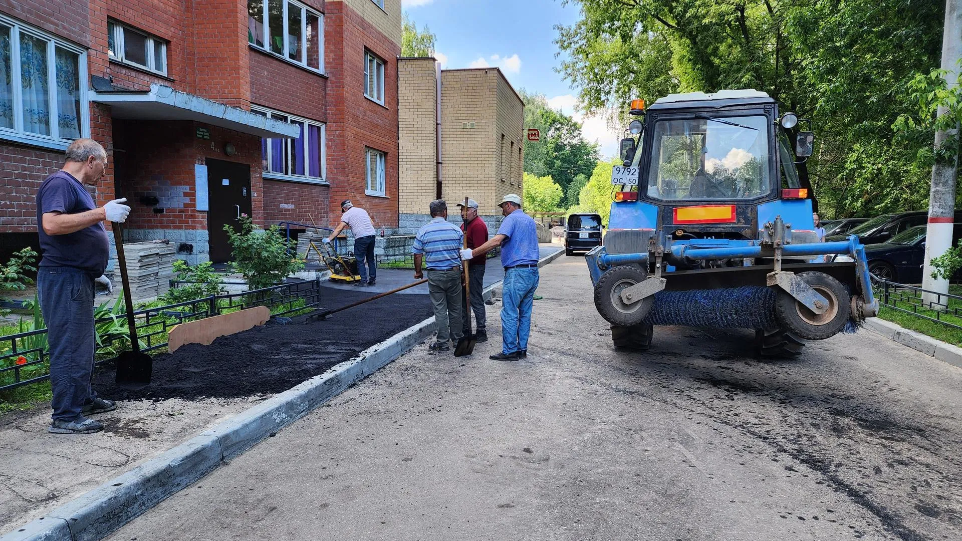 Около многоквартирного дома на улице Мичурина в Королеве отремонтировали тротуар