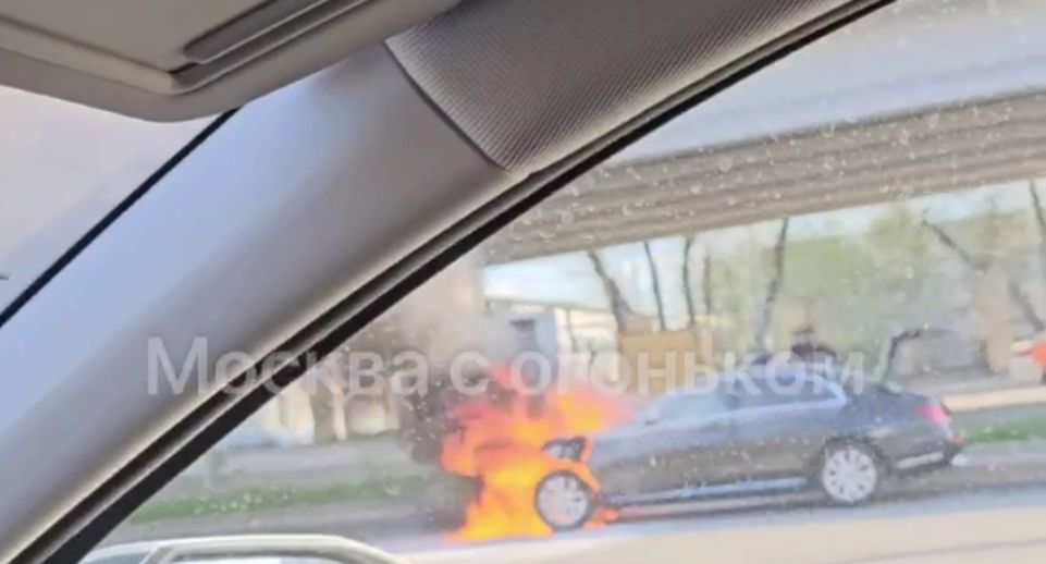 Автомобиль сгорел на Каширском шоссе в Москве