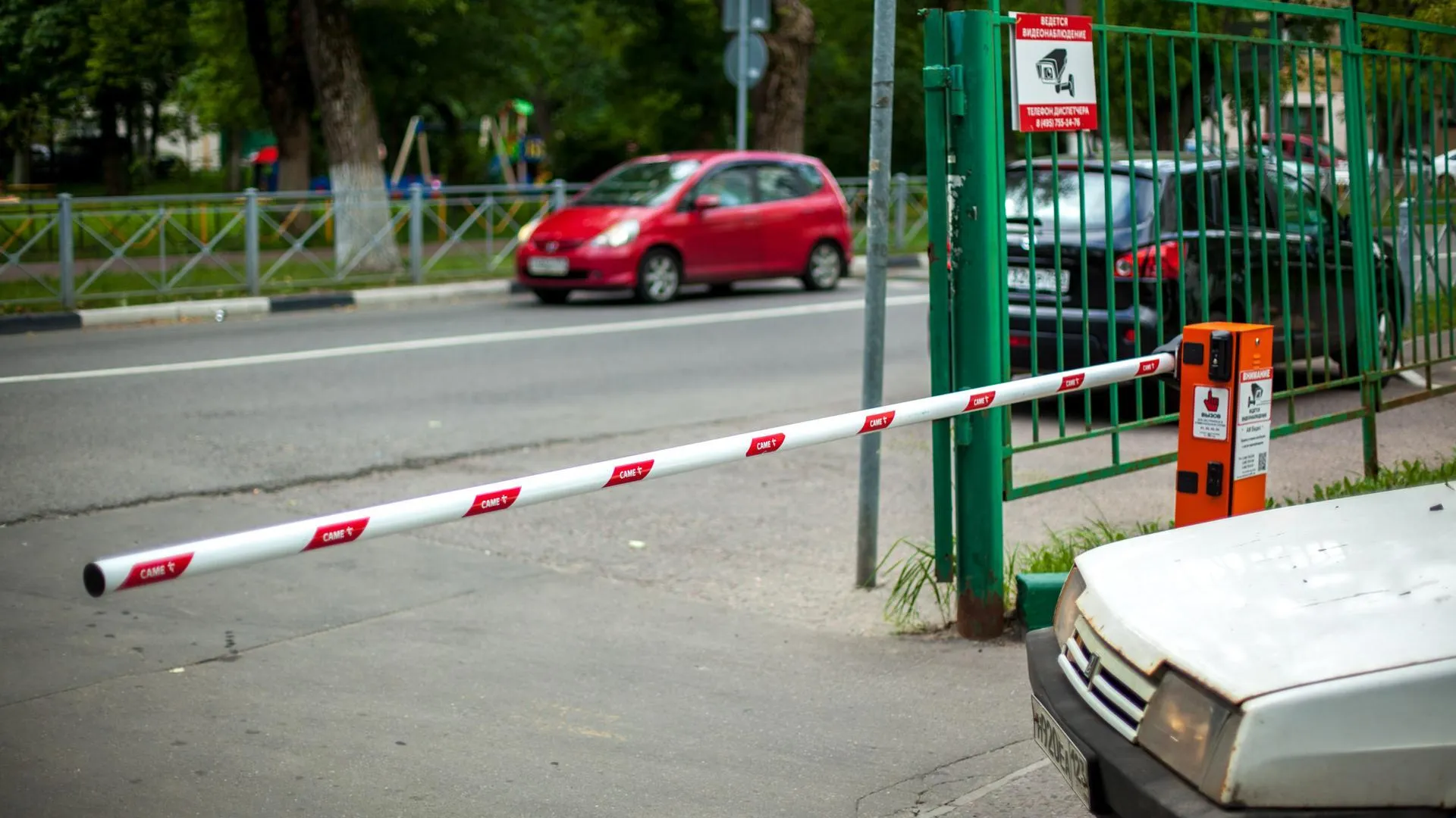 Жителям Подмосковья рассказали, что им может грозить за установку шлагбаума