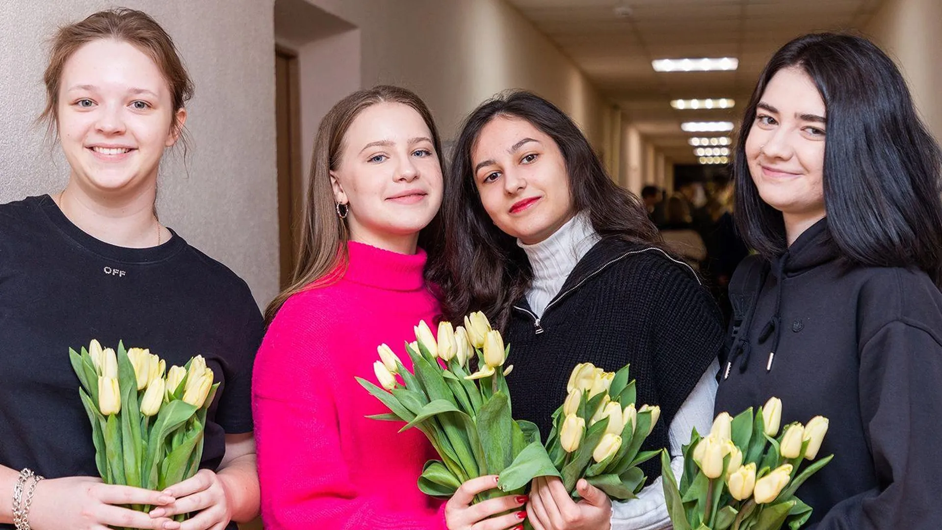 Столичные волонтеры подарят около 150 тыс цветов женщинам в честь 8 Марта