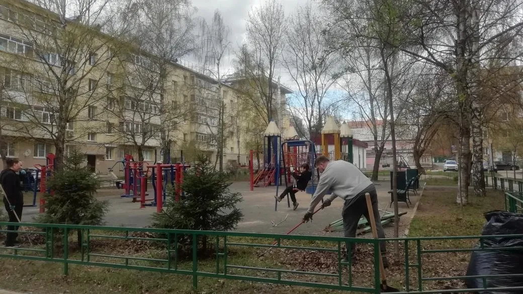 Активисты убрали детскую площадку в центре Звенигорода