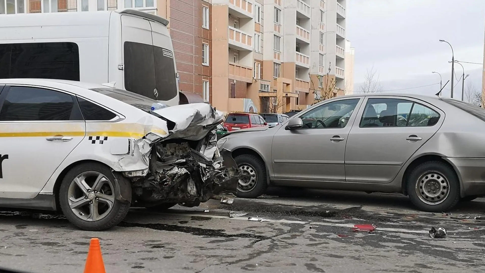 Таксист в Подольске потерял управление и врезался в припаркованные машины |  РИАМО в Подольске