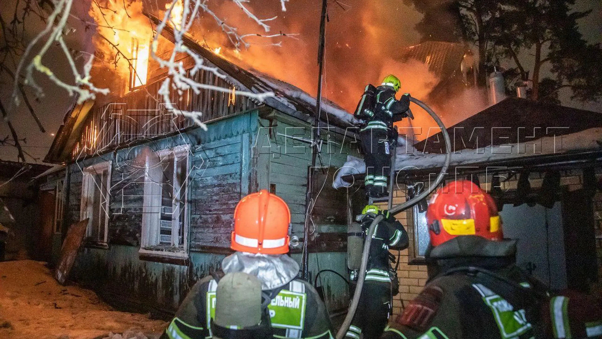 Пожар произошел в частном доме на западе Москвы | РИАМО