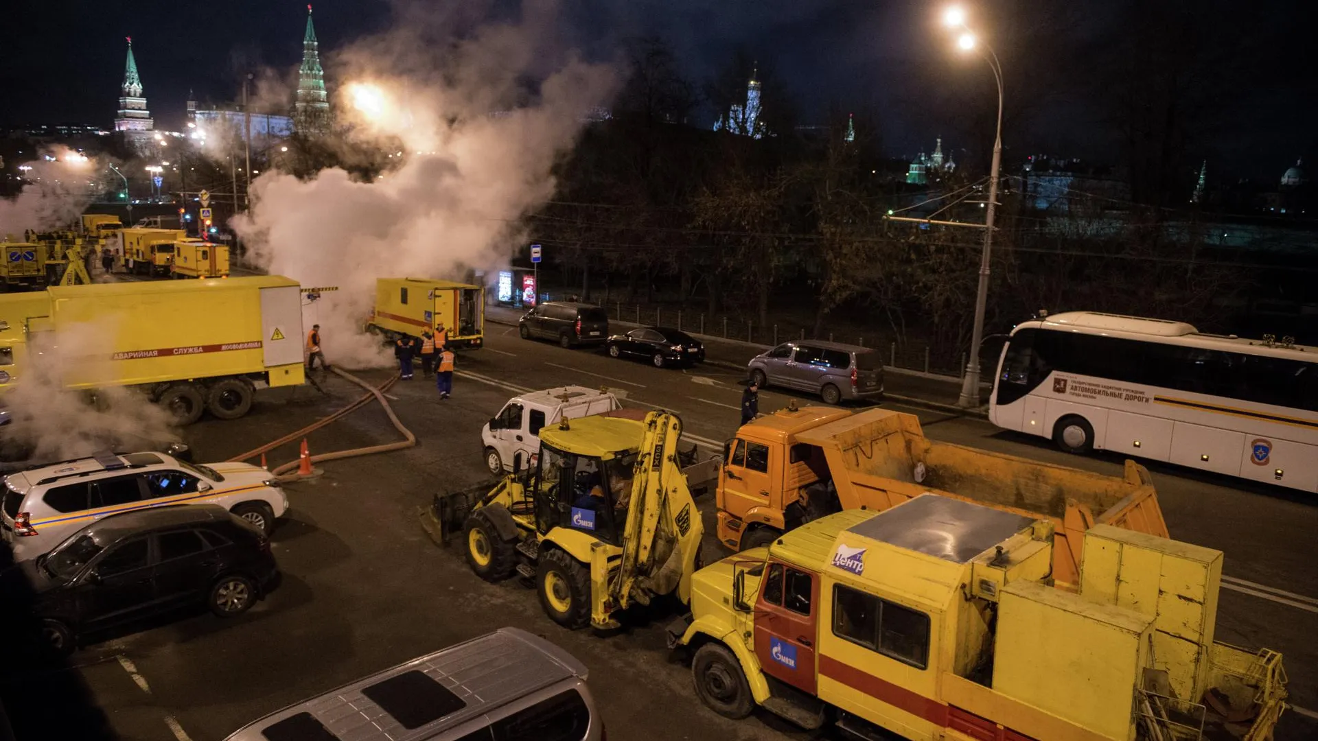 Клубы пара возвысились над центром Москвы после прорыва трубы горячей воды  | РИАМО