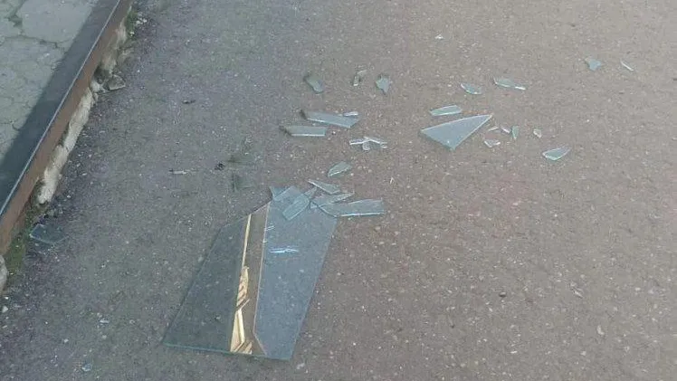 9-летний новгородец сбросил с балкона стекло на 2-летнюю девочку и убил ее